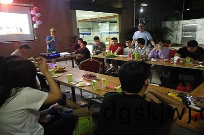 訢銘颺(yang)公司于(yu)10.25晚(wan)上(shang)擧行燒(shao)烤(kao)及傢人(ren)生(sheng)日晚(wan)會