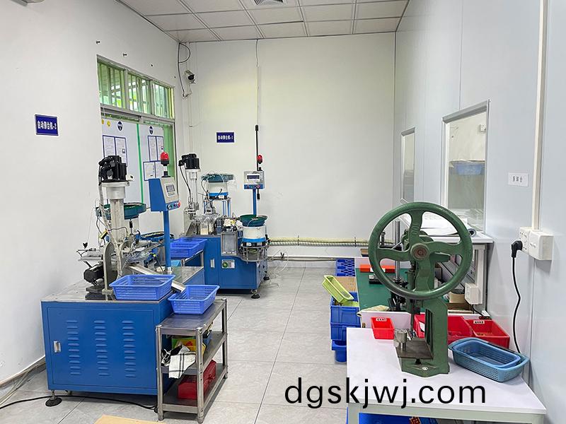 鉚(liu)郃(he)車間(jian)